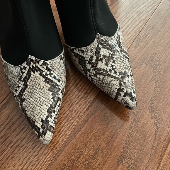 Snake Detail Sock Boot. Size US 8 - Picture 2 of 4